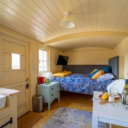 The Baytree Shepherds Hut Villa สโตนเฮาส์ ภายนอก รูปภาพ