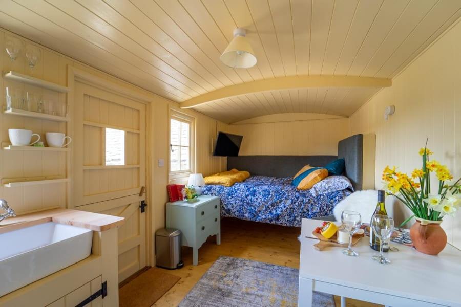 The Baytree Shepherds Hut Villa สโตนเฮาส์ ภายนอก รูปภาพ