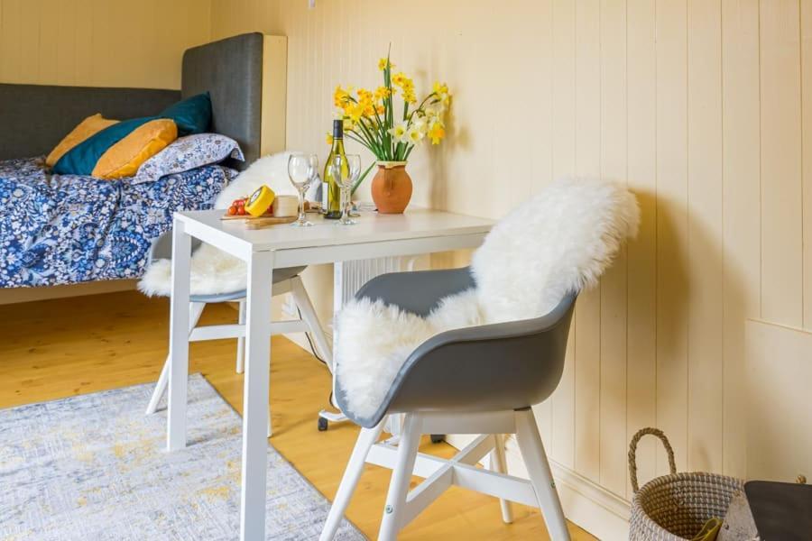 The Baytree Shepherds Hut Villa สโตนเฮาส์ ภายนอก รูปภาพ