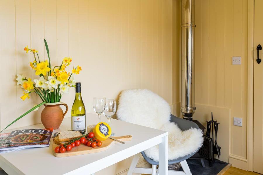 The Baytree Shepherds Hut Villa สโตนเฮาส์ ภายนอก รูปภาพ