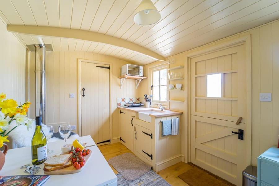The Baytree Shepherds Hut Villa สโตนเฮาส์ ภายนอก รูปภาพ
